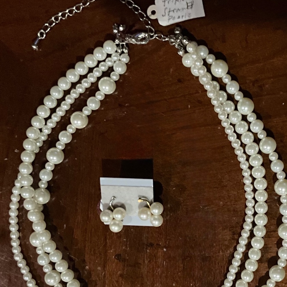Timeless Triple Strand Ivory Freshwater Cultured Pearl Necklace/Earring Set NWT - Picture 3 of 7